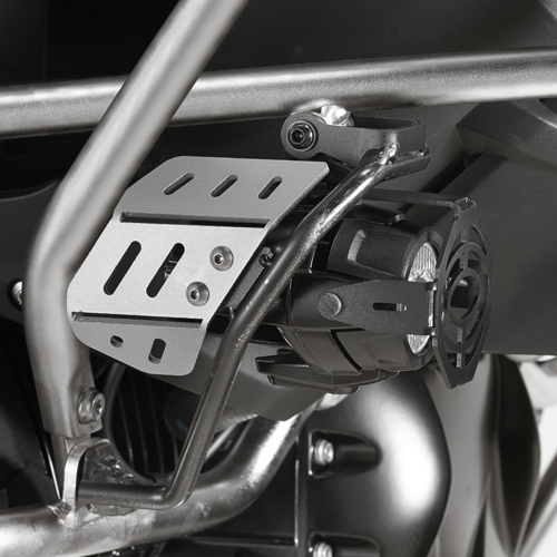 Protección antiniebla GIVI fabricada en aluminio para el faro original para los modelos BMW (ver más abajo)